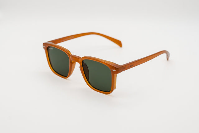 Vista frontal recta de las gafas de sol Marrakech destacando el color ámbar y lentes verdes.