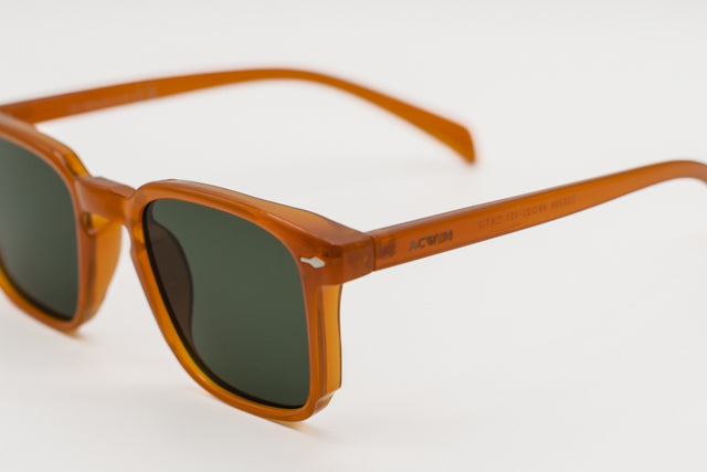 Detalle del perfil y varilla translúcida naranja con remache plateado del modelo Marrakech.