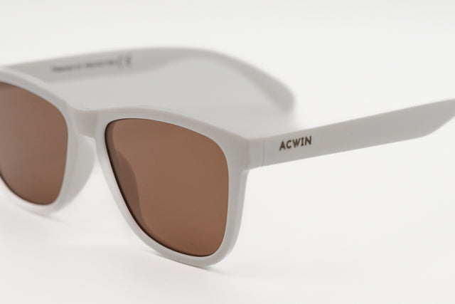 Detalle macro de la textura mate gris y logo del modelo Marsella.