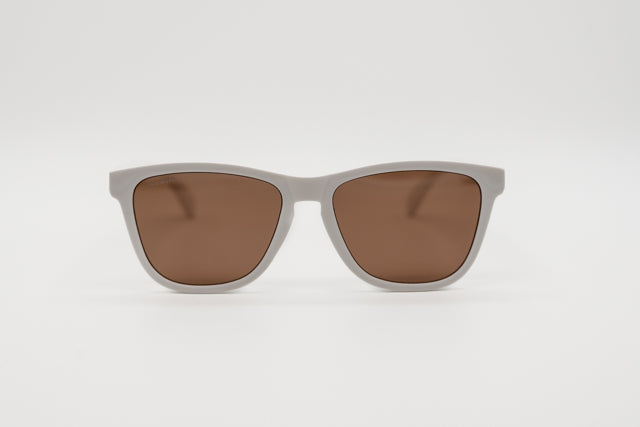 Vista en perspectiva gafas de sol Marsella gris mate con lentes marrones.