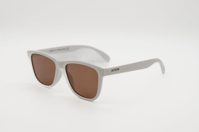 Vista frontal recta de las gafas de sol Marsella mostrando el contraste gris y marrón.