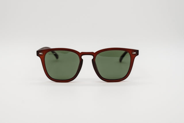 Vista en perspectiva gafas de sol Milano color terracota mate con lentes verdes.