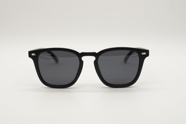 Vista en perspectiva gafas de sol Moscu cuadradas negro mate con detalles plata.