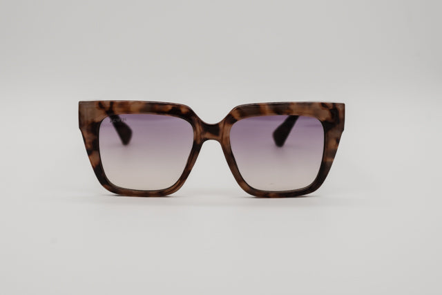 Vista en perspectiva gafas de sol Munich oversize patrón carey milky.