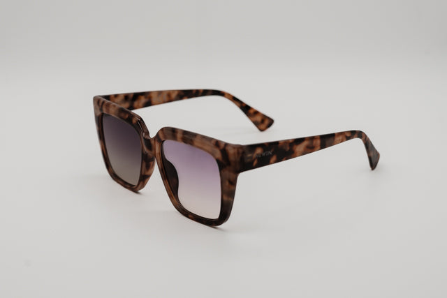 Vista frontal recta del modelo Munich con lentes degradadas violetas.