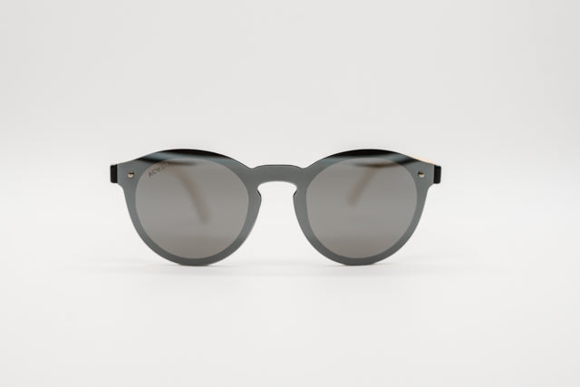 Vista en perspectiva gafas de sol Nairobi frontal negro plano y varillas de madera.