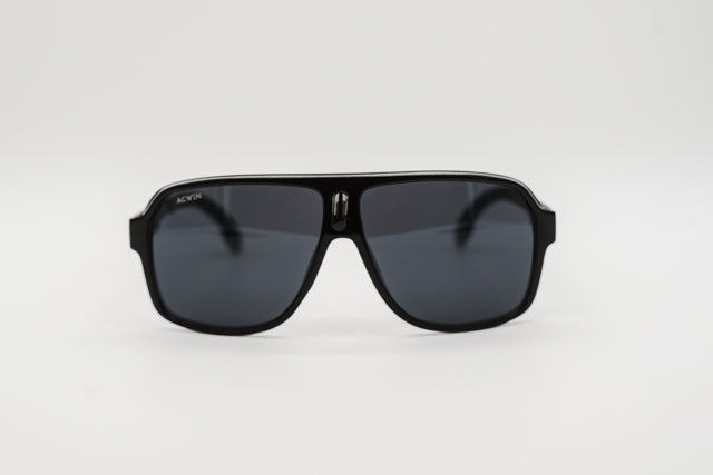 Vista en perspectiva gafas de sol Napoles estilo piloto sport negras.