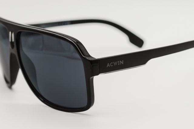 Detalle del perfil lateral y varilla negra con logo del modelo Napoles.