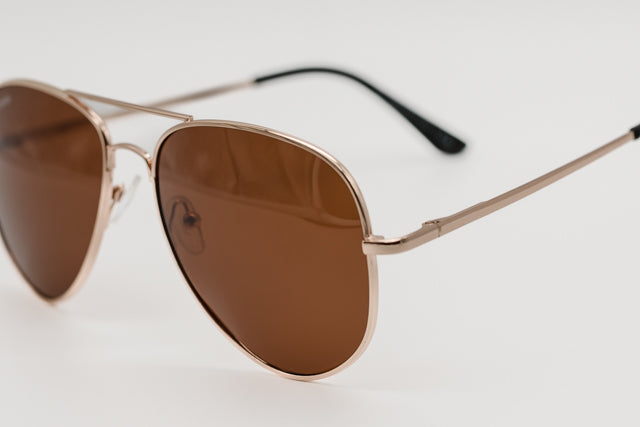 Detalle macro de la varilla dorada con terminal negro del modelo New York.