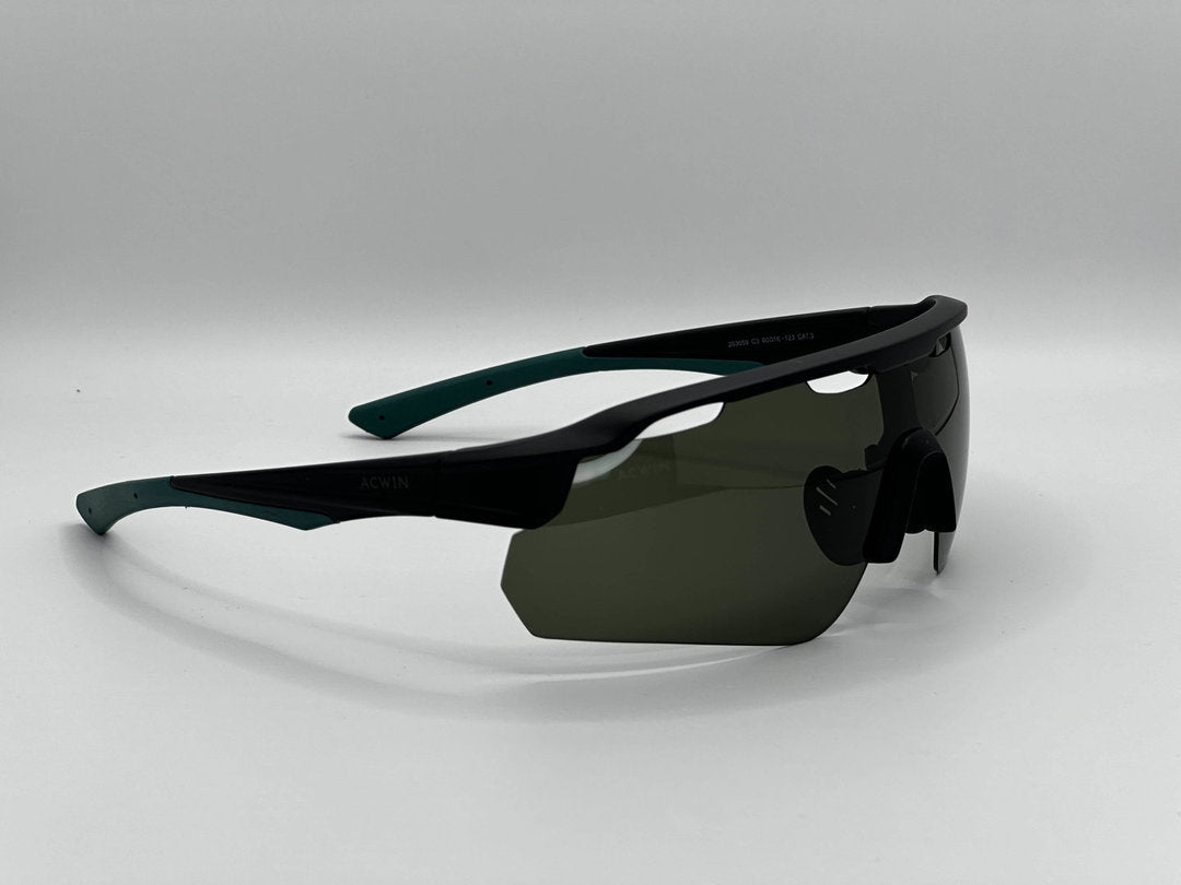 Vista en perspectiva de las gafas de sol NUBE mostrando el diseño ergonómico de las patillas antideslizantes.