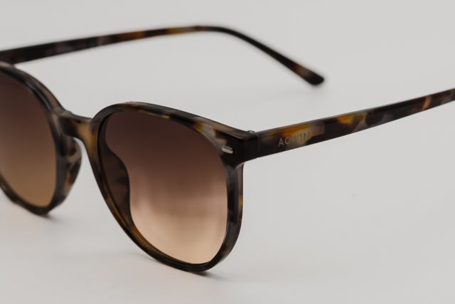 Detalle macro del patrón carey gris y varilla del modelo Oporto.