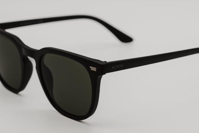 Detalle macro del acabado mate y el adorno plateado de tres líneas del modelo Orlando.