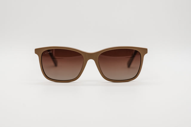 Vista en perspectiva gafas de sol Oslo color café satinado con detalle naranja.
