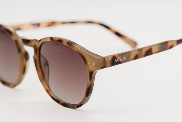 Detalle macro de la textura mate y patrón light havana del modelo Palermo.