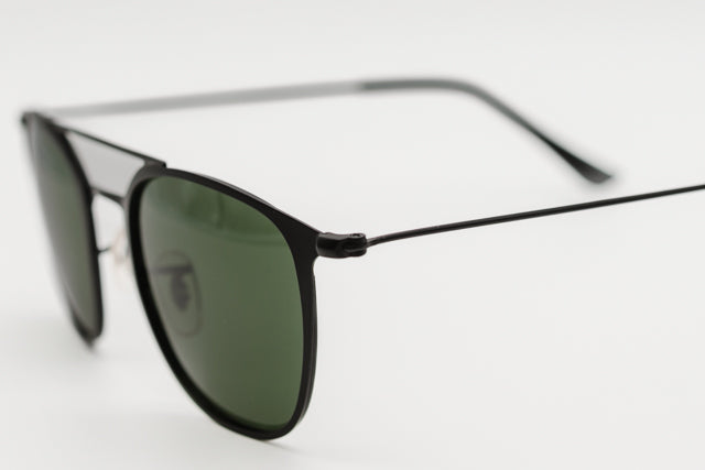 Detalle macro de la estructura metálica fina y la charnela del modelo Pekin.