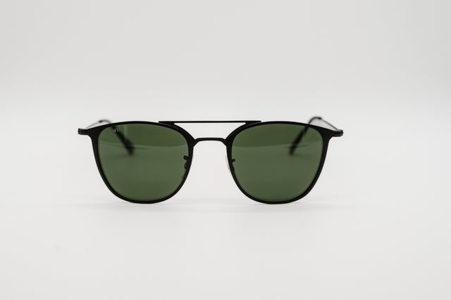 Vista en perspectiva gafas de sol Pekin doble puente metal negro y lentes verdes.