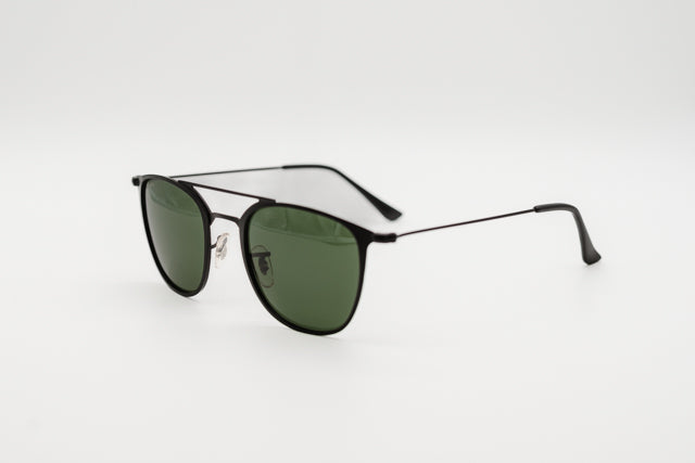 Vista frontal recta de las gafas de sol Pekin destacando el doble puente fino.