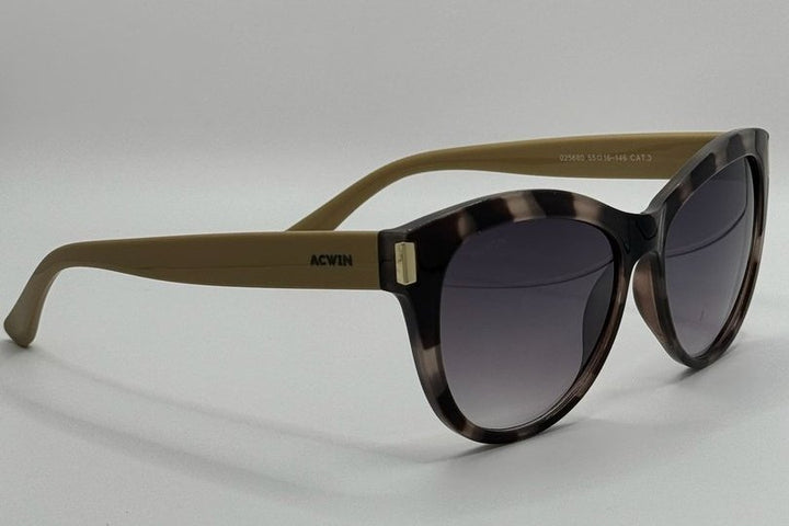 Detalle del perfil y varilla beige con adorno dorado del modelo Pierre.