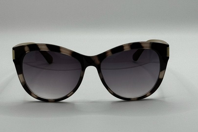 Vista en perspectiva gafas de sol Pierre estilo cat-eye gris horn y beige.