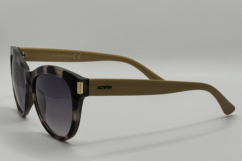 Vista frontal recta de las gafas de sol Pierre destacando el patrón jaspeado.