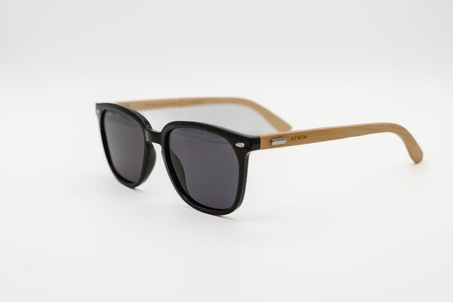 Vista frontal recta de las gafas de sol Rio en negro brillo.