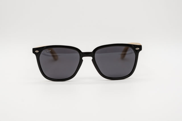 Vista en perspectiva gafas de sol Rio cuadradas frontal negro y varillas de madera.