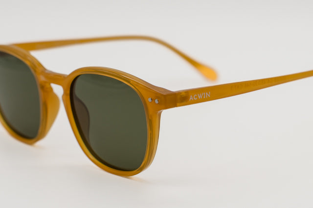 Detalle en perspectiva del acabado miel translúcido y remaches del modelo Roma.