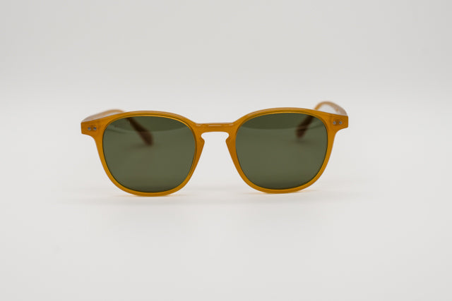 Vista en perspectiva gafas de sol Roma estilo panto color miel translúcido.