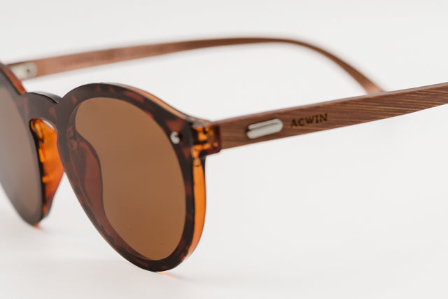 Detalle macro de la unión entre el frontal carey y la varilla de madera del modelo Seattle.