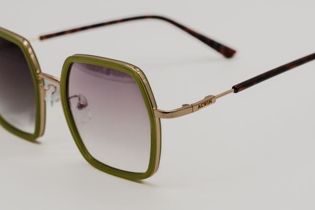 Detalle lateral de la varilla dorada y terminal carey del modelo Segovia.