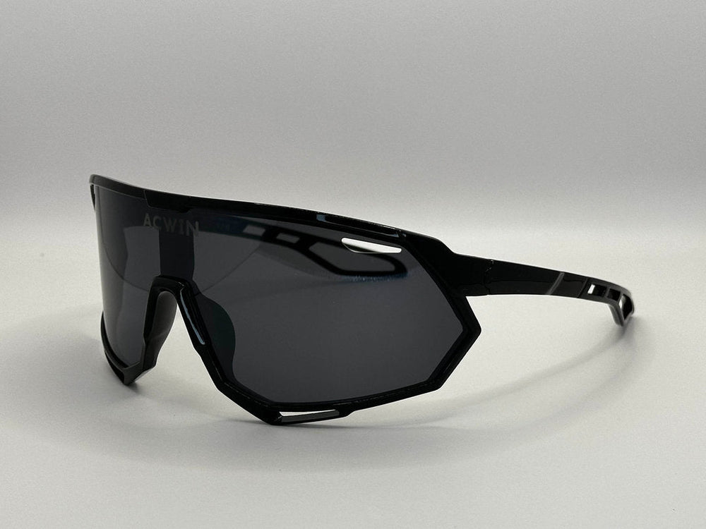 Detalle de la lente gris ahumado de las gafas SELVA con protección polarizada.