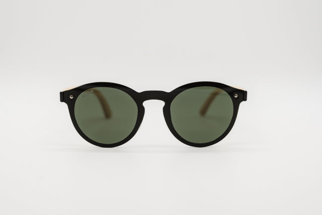 Vista en perspectiva gafas de sol Seul frontal negro plano y varillas de madera.