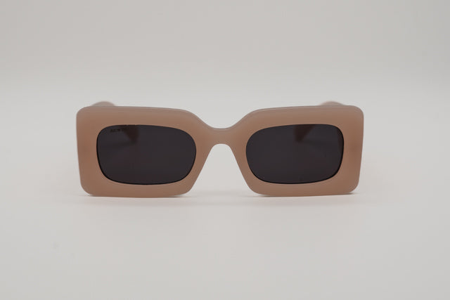 Vista en perspectiva gafas de sol Sevilla rectangulares color nude mate.