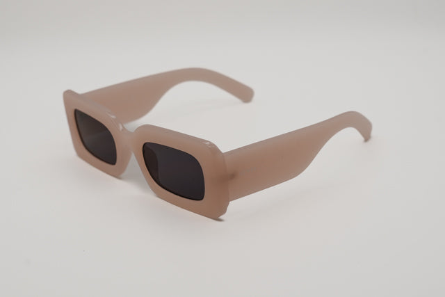 Vista frontal recta de las gafas de sol Sevilla destacando su forma geométrica.