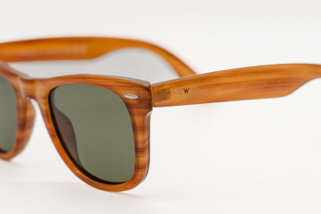 Detalle macro del acetato veteado y remaches plateados del modelo Singapur.