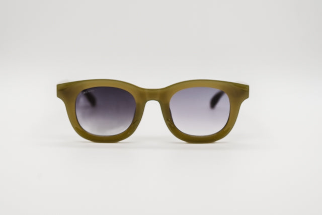 Vista en perspectiva gafas de sol Tokio redondas color verde oliva mate.