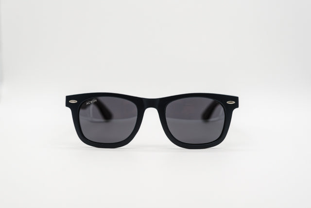 Vista en perspectiva gafas de sol Toronto negro mate con varillas de madera oscura.