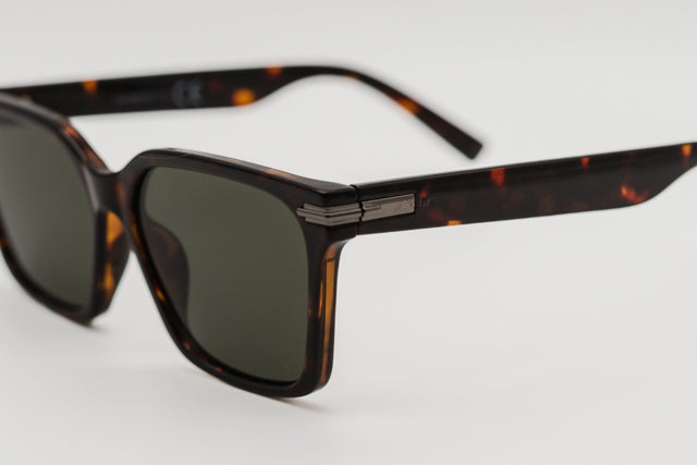 Detalle macro de la charnela metálica plateada y el acetato carey del modelo Turin.