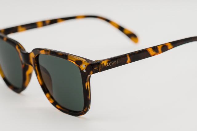 Detalle macro del acetato carey y los remaches plateados del modelo Valencia.