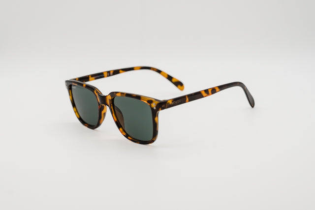 Vista frontal recta de las gafas de sol Valencia destacando el patrón jaspeado.