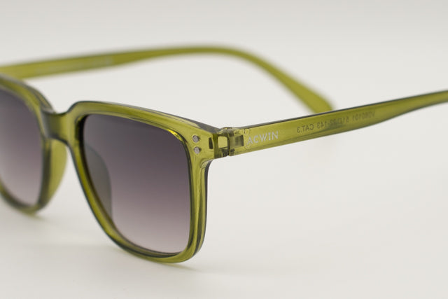 Detalle lateral de la varilla translúcida verde y remaches plateados del modelo Venecia.