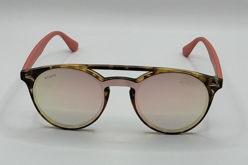 Vista en perspectiva gafas de sol Venus carey con varillas rosa y lente espejo.