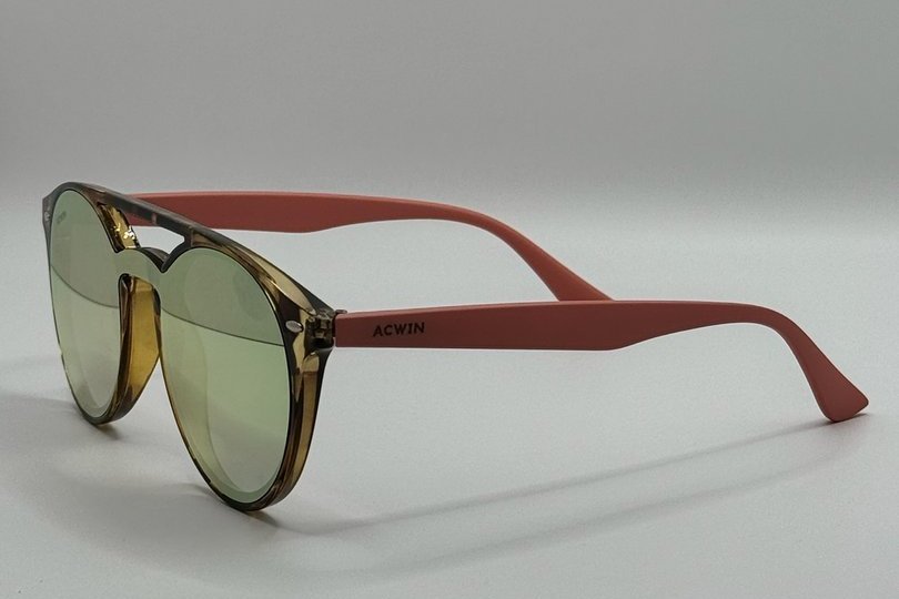 Detalle lateral del contraste entre el frontal carey y la varilla rosa del modelo Venus.