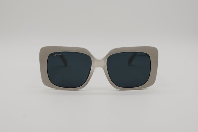 Vista en perspectiva gafas de sol Verona cuadradas oversize color crema.