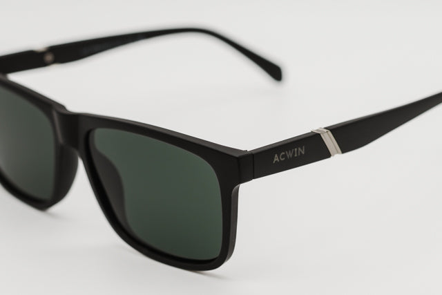 Detalle macro del acabado mate y el adorno plateado diagonal del modelo Viena.