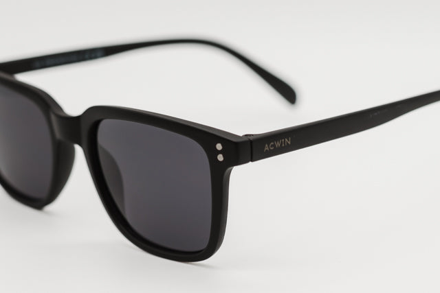 Detalle macro del acabado mate y el remache plateado del modelo Yakarta.