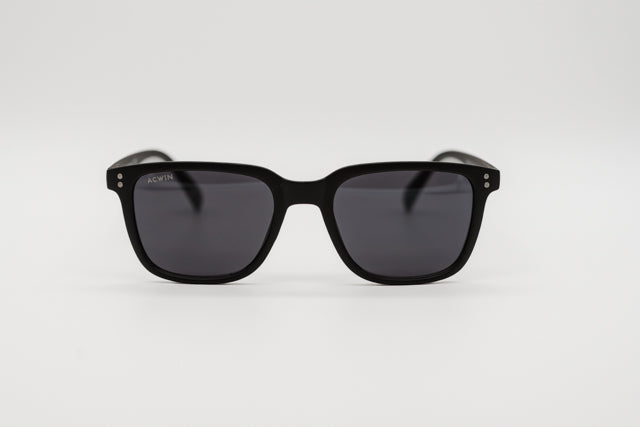 Vista en perspectiva gafas de sol Yakarta cuadradas en negro mate.