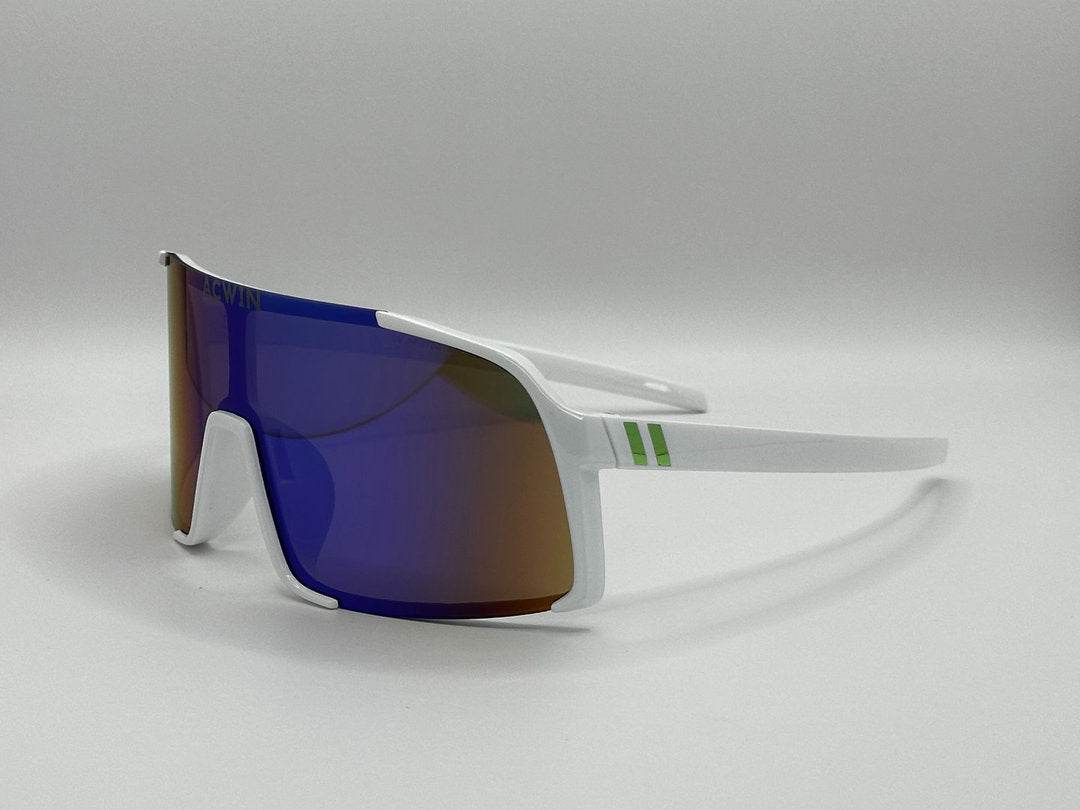 Detalle de la lente polarizada de las gafas ZAFIRO con acabado espejo azul brillante.