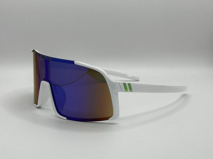 Detalle de la lente polarizada de las gafas ZAFIRO con acabado espejo azul brillante.