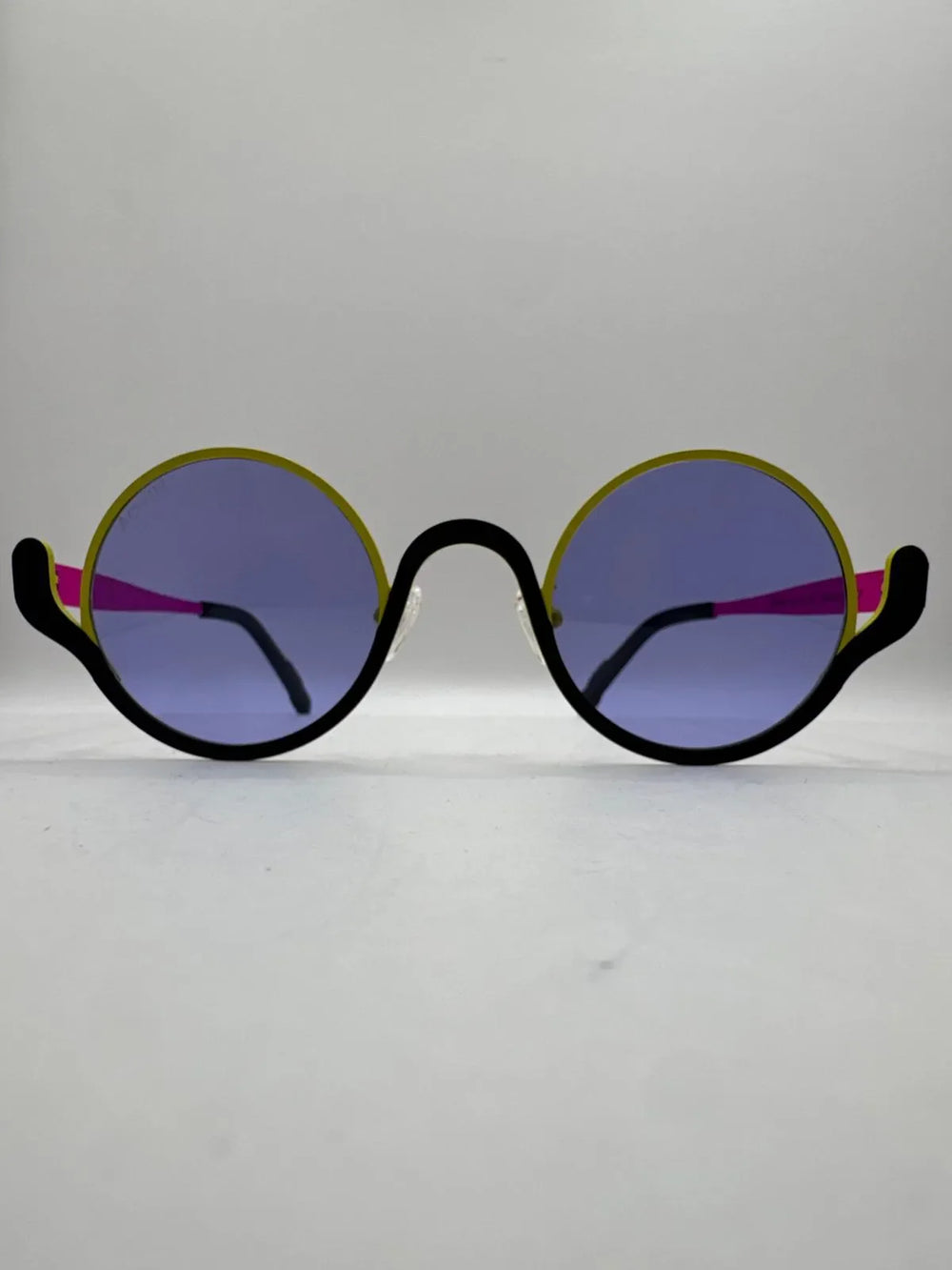 Gafas de sol Titanio Hvar vista lateral y varillas negras